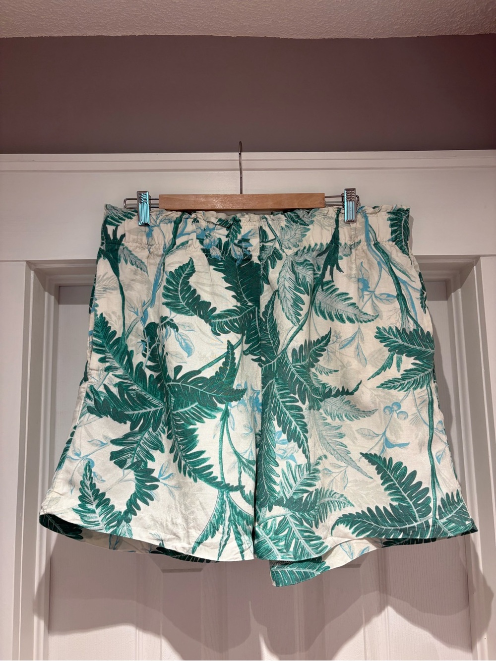 H&M Palm-Print Relaxed Women’s Shorts — Green on Cream